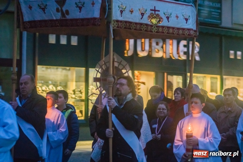 Zdjęcie w galerii na portalu naszraciborz.pl: Dziś bowiem na krzyżu podniósł ręce do Ojca - procesja z kościoła farnego do dawnej świątyni dominikanów wiadomości z regionu