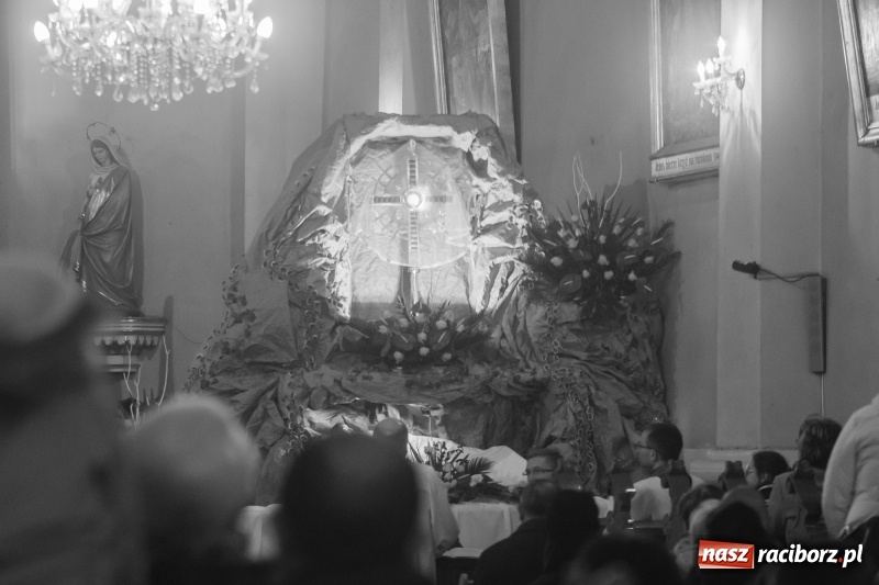 Zdjęcie w galerii na portalu naszraciborz.pl: Dziś bowiem na krzyżu podniósł ręce do Ojca - procesja z kościoła farnego do dawnej świątyni dominikanów wiadomości z regionu