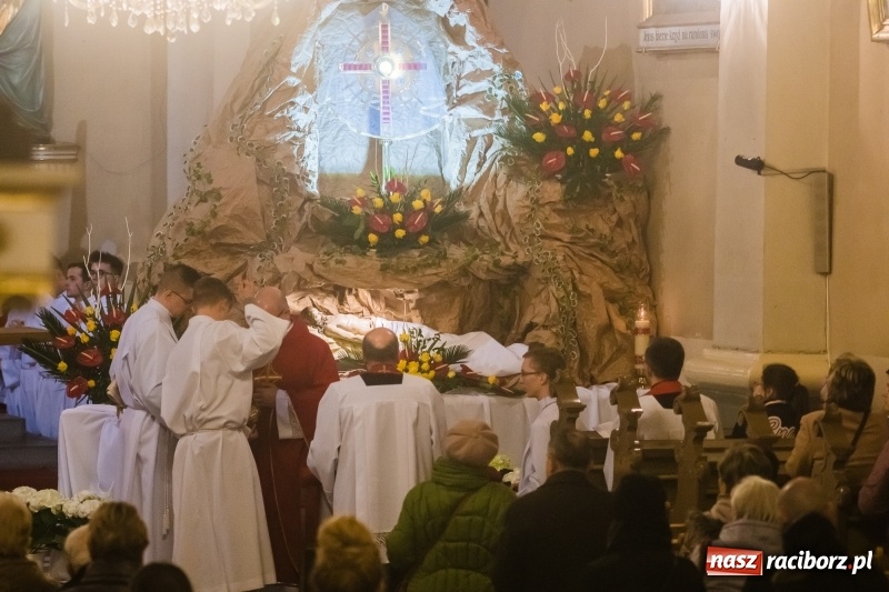 Zdjęcie w galerii na portalu naszraciborz.pl: Dziś bowiem na krzyżu podniósł ręce do Ojca - procesja z kościoła farnego do dawnej świątyni dominikanów wiadomości z regionu