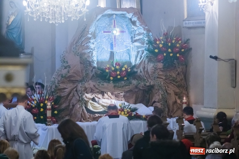 Zdjęcie w galerii na portalu naszraciborz.pl: Dziś bowiem na krzyżu podniósł ręce do Ojca - procesja z kościoła farnego do dawnej świątyni dominikanów wiadomości z regionu