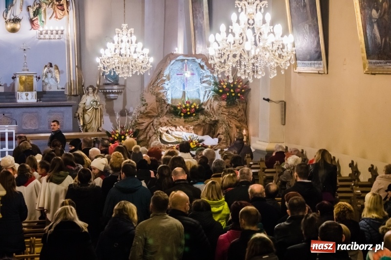 Zdjęcie w galerii na portalu naszraciborz.pl: Dziś bowiem na krzyżu podniósł ręce do Ojca - procesja z kościoła farnego do dawnej świątyni dominikanów wiadomości z regionu