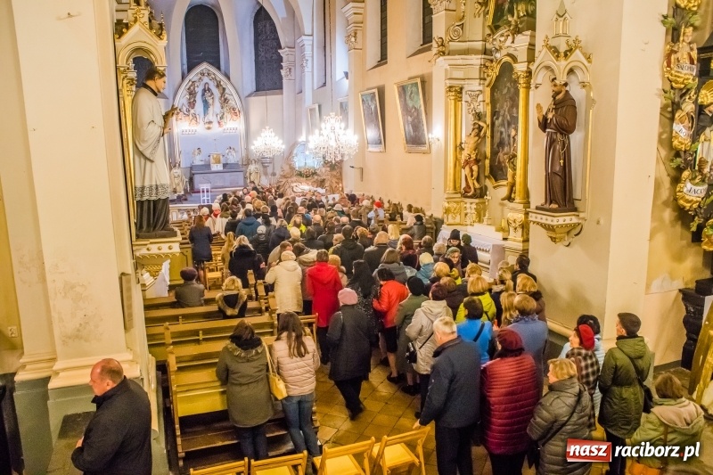 Zdjęcie w galerii na portalu naszraciborz.pl: Dziś bowiem na krzyżu podniósł ręce do Ojca - procesja z kościoła farnego do dawnej świątyni dominikanów wiadomości z regionu