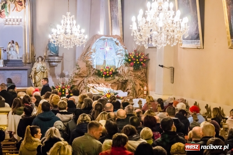 Zdjęcie w galerii na portalu naszraciborz.pl: Dziś bowiem na krzyżu podniósł ręce do Ojca - procesja z kościoła farnego do dawnej świątyni dominikanów wiadomości z regionu