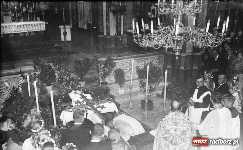 Zdjęcie w galerii na portalu naszraciborz.pl: Wielbimy krzyż Twój, Panie Jezu - adoracja na starej fotografii  wiadomości z regionu