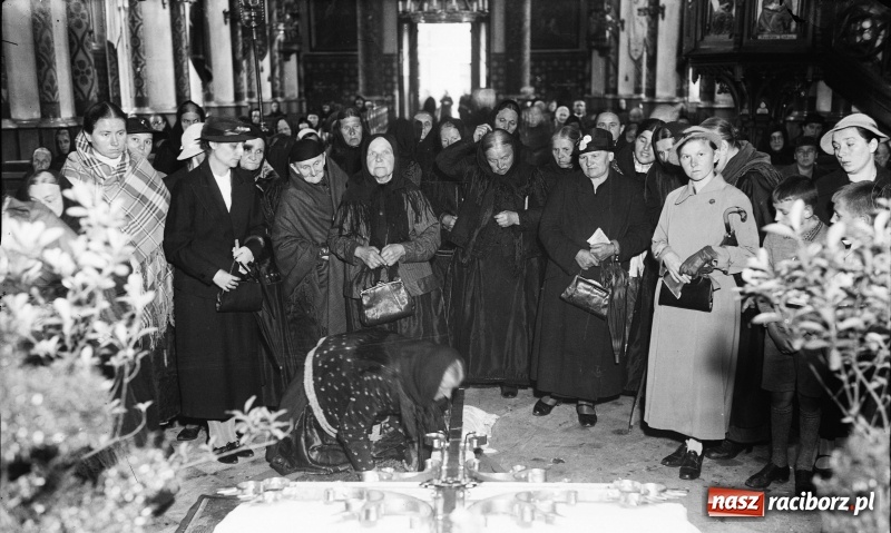 Zdjęcie w galerii na portalu naszraciborz.pl: Wielbimy krzyż Twój, Panie Jezu - adoracja na starej fotografii  wiadomości z regionu