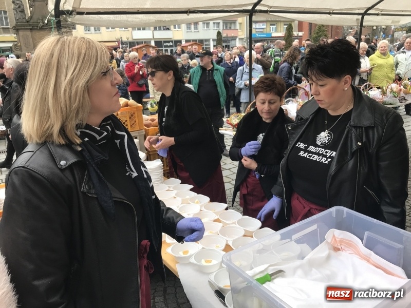 Zdjęcie w galerii na portalu naszraciborz.pl: Biskup opolski święcił w Raciborzu pokarmy i z prezydentem serwował żurek WIDEO wiadomości z regionu