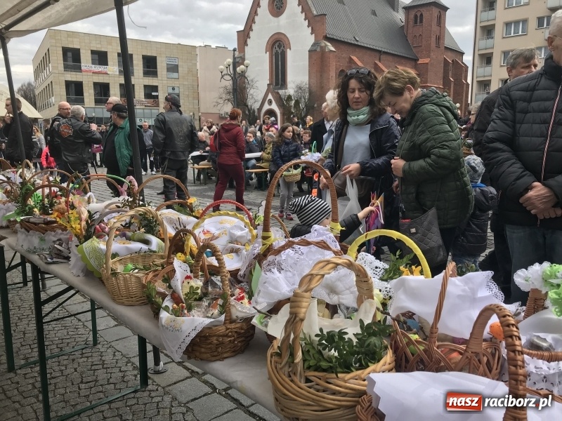 Zdjęcie w galerii na portalu naszraciborz.pl: Biskup opolski święcił w Raciborzu pokarmy i z prezydentem serwował żurek WIDEO wiadomości z regionu