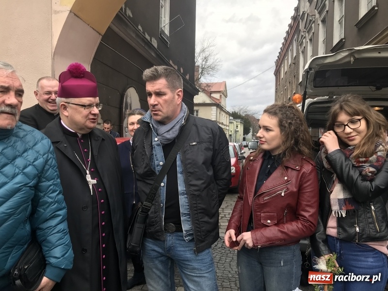 Zdjęcie w galerii na portalu naszraciborz.pl: Biskup opolski święcił w Raciborzu pokarmy i z prezydentem serwował żurek WIDEO wiadomości z regionu