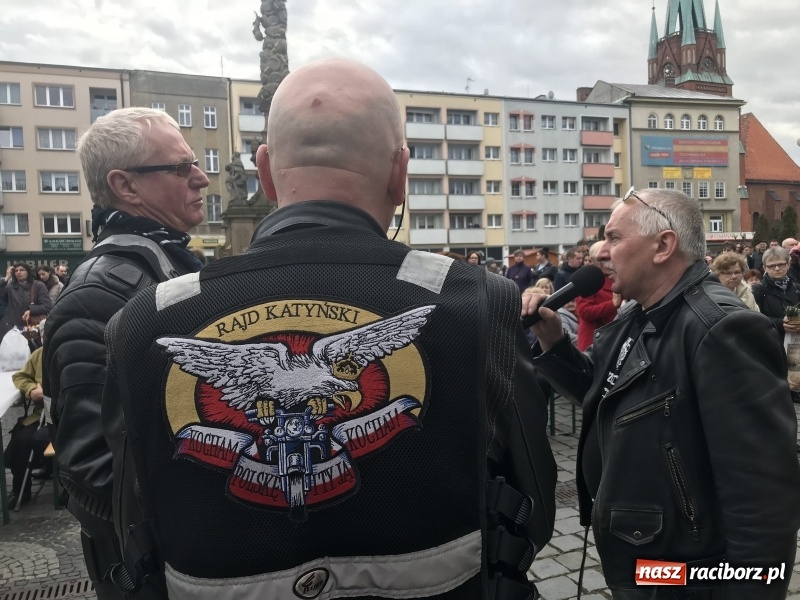 Zdjęcie w galerii na portalu naszraciborz.pl: Biskup opolski święcił w Raciborzu pokarmy i z prezydentem serwował żurek WIDEO wiadomości z regionu