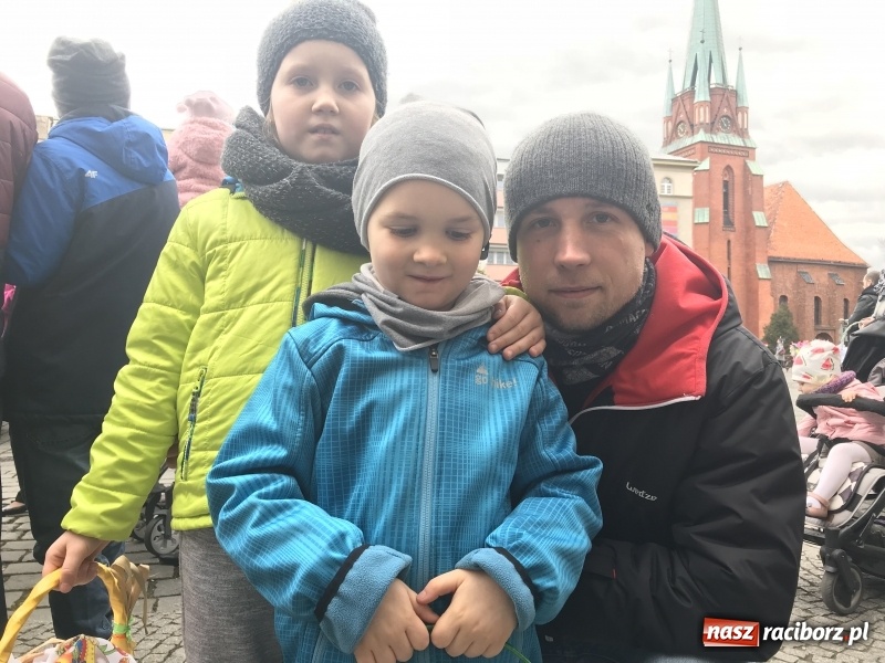 Zdjęcie w galerii na portalu naszraciborz.pl: Biskup opolski święcił w Raciborzu pokarmy i z prezydentem serwował żurek WIDEO wiadomości z regionu