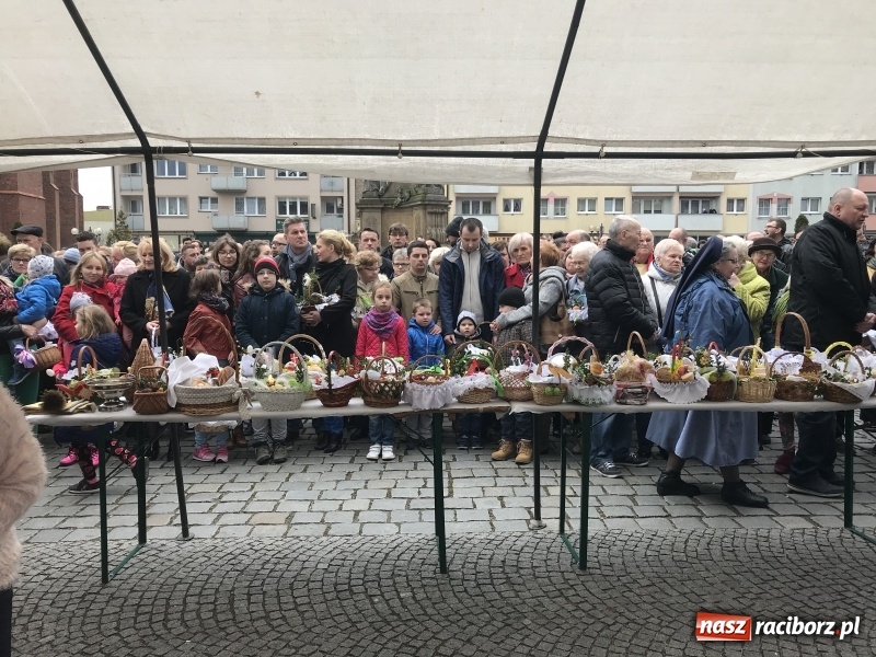 Zdjęcie w galerii na portalu naszraciborz.pl: Biskup opolski święcił w Raciborzu pokarmy i z prezydentem serwował żurek WIDEO wiadomości z regionu