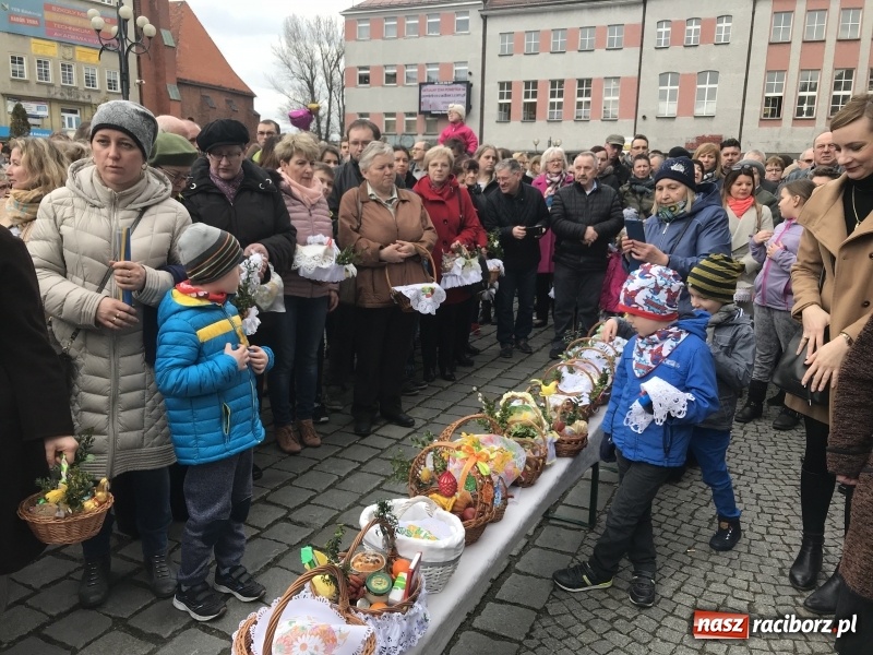 Zdjęcie w galerii na portalu naszraciborz.pl: Biskup opolski święcił w Raciborzu pokarmy i z prezydentem serwował żurek WIDEO wiadomości z regionu