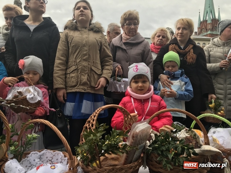 Zdjęcie w galerii na portalu naszraciborz.pl: Biskup opolski święcił w Raciborzu pokarmy i z prezydentem serwował żurek WIDEO wiadomości z regionu