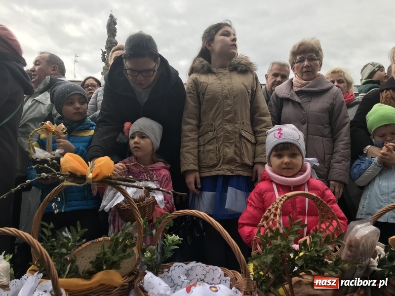 Zdjęcie w galerii na portalu naszraciborz.pl: Biskup opolski święcił w Raciborzu pokarmy i z prezydentem serwował żurek WIDEO wiadomości z regionu