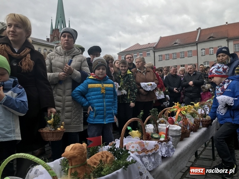 Zdjęcie w galerii na portalu naszraciborz.pl: Biskup opolski święcił w Raciborzu pokarmy i z prezydentem serwował żurek WIDEO wiadomości z regionu