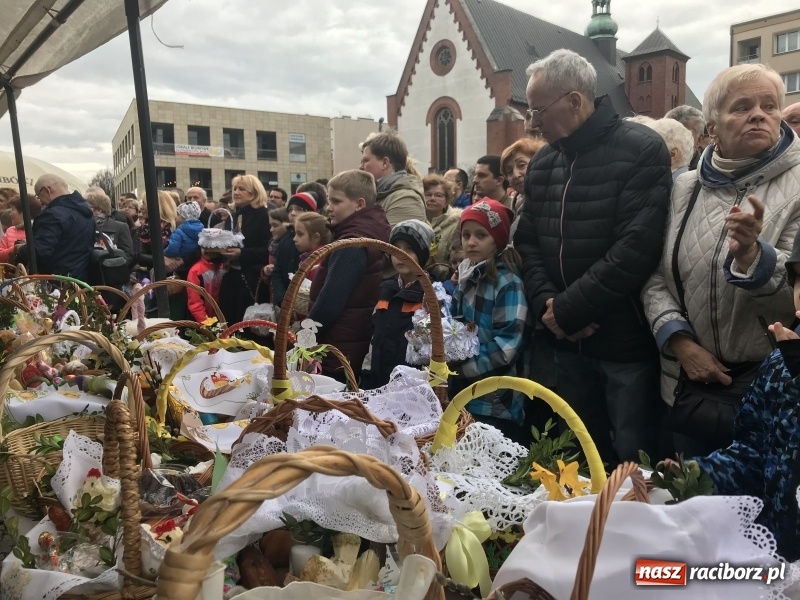 Zdjęcie w galerii na portalu naszraciborz.pl: Biskup opolski święcił w Raciborzu pokarmy i z prezydentem serwował żurek WIDEO wiadomości z regionu