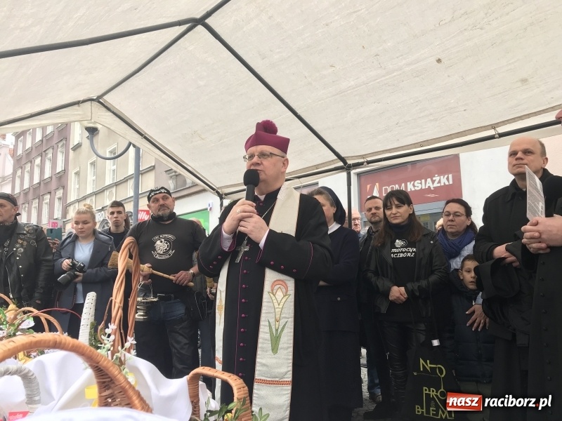 Zdjęcie w galerii na portalu naszraciborz.pl: Biskup opolski święcił w Raciborzu pokarmy i z prezydentem serwował żurek WIDEO wiadomości z regionu