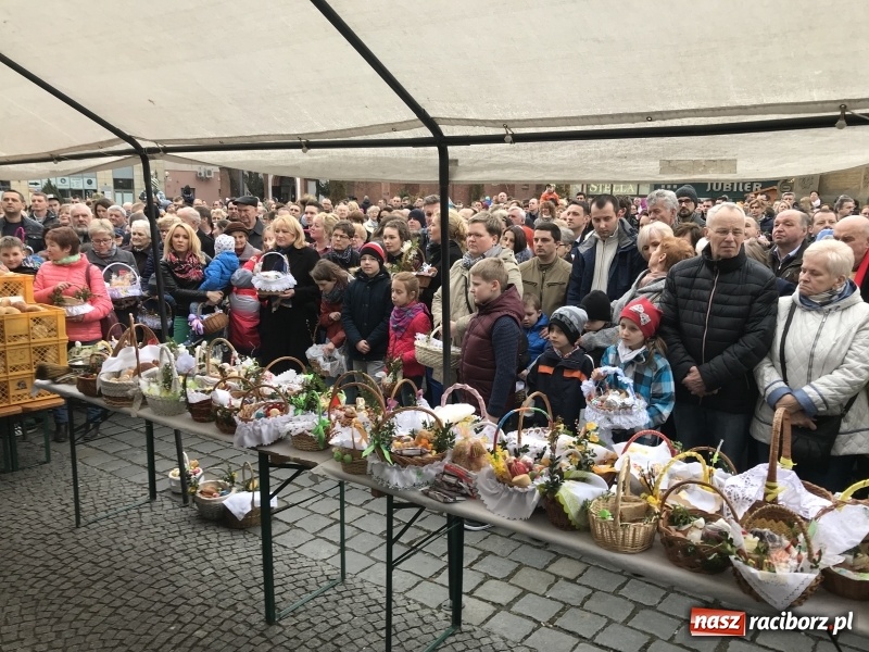 Zdjęcie w galerii na portalu naszraciborz.pl: Biskup opolski święcił w Raciborzu pokarmy i z prezydentem serwował żurek WIDEO wiadomości z regionu