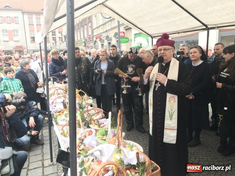 Zdjęcie w galerii na portalu naszraciborz.pl: Biskup opolski święcił w Raciborzu pokarmy i z prezydentem serwował żurek WIDEO wiadomości z regionu
