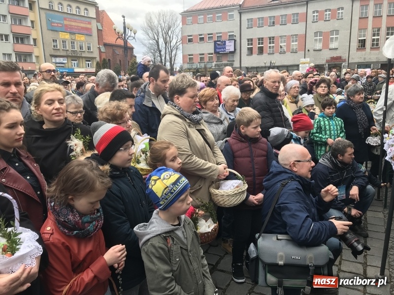 Zdjęcie w galerii na portalu naszraciborz.pl: Biskup opolski święcił w Raciborzu pokarmy i z prezydentem serwował żurek WIDEO wiadomości z regionu