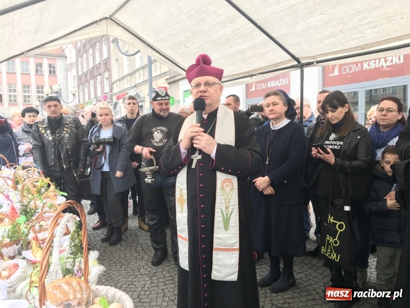 Zdjęcie w galerii na portalu naszraciborz.pl: Biskup opolski święcił w Raciborzu pokarmy i z prezydentem serwował żurek WIDEO wiadomości z regionu