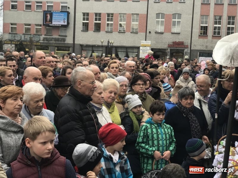 Zdjęcie w galerii na portalu naszraciborz.pl: Biskup opolski święcił w Raciborzu pokarmy i z prezydentem serwował żurek WIDEO wiadomości z regionu