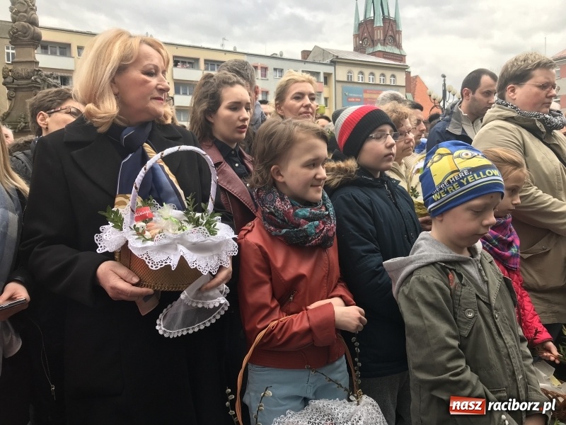 Zdjęcie w galerii na portalu naszraciborz.pl: Biskup opolski święcił w Raciborzu pokarmy i z prezydentem serwował żurek WIDEO wiadomości z regionu