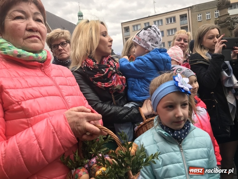 Zdjęcie w galerii na portalu naszraciborz.pl: Biskup opolski święcił w Raciborzu pokarmy i z prezydentem serwował żurek WIDEO wiadomości z regionu