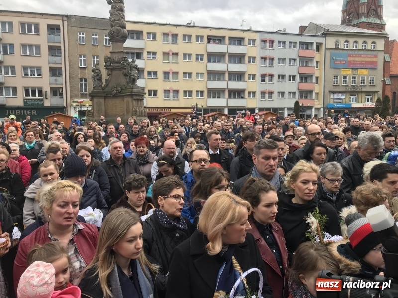 Zdjęcie w galerii na portalu naszraciborz.pl: Biskup opolski święcił w Raciborzu pokarmy i z prezydentem serwował żurek WIDEO wiadomości z regionu