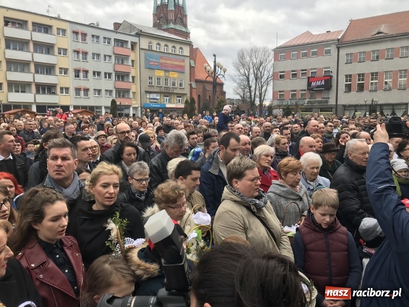 Zdjęcie w galerii na portalu naszraciborz.pl: Biskup opolski święcił w Raciborzu pokarmy i z prezydentem serwował żurek WIDEO wiadomości z regionu