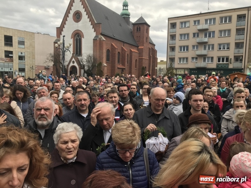 Zdjęcie w galerii na portalu naszraciborz.pl: Biskup opolski święcił w Raciborzu pokarmy i z prezydentem serwował żurek WIDEO wiadomości z regionu