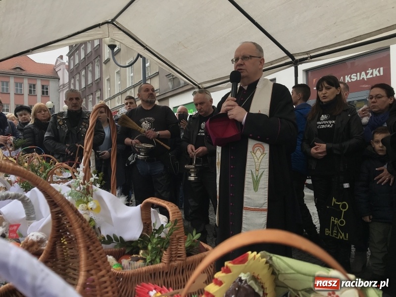 Zdjęcie w galerii na portalu naszraciborz.pl: Biskup opolski święcił w Raciborzu pokarmy i z prezydentem serwował żurek WIDEO wiadomości z regionu