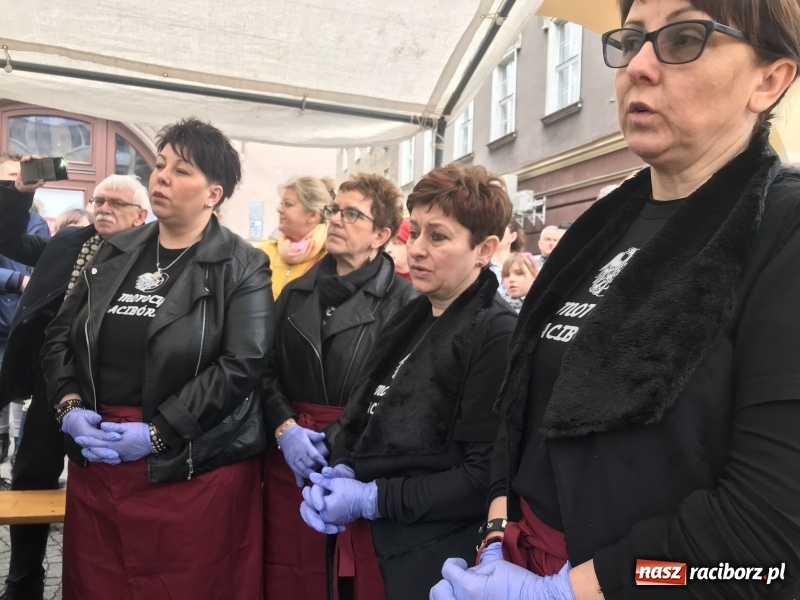 Zdjęcie w galerii na portalu naszraciborz.pl: Biskup opolski święcił w Raciborzu pokarmy i z prezydentem serwował żurek WIDEO wiadomości z regionu