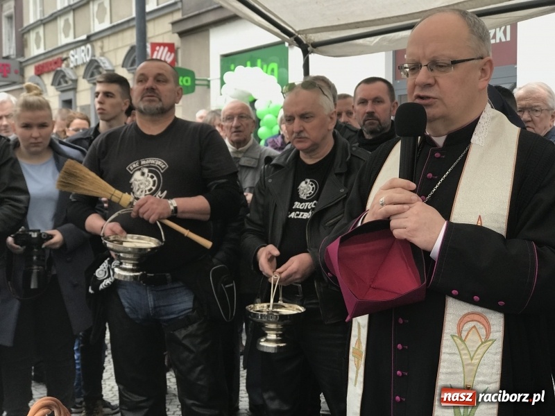 Zdjęcie w galerii na portalu naszraciborz.pl: Biskup opolski święcił w Raciborzu pokarmy i z prezydentem serwował żurek WIDEO wiadomości z regionu