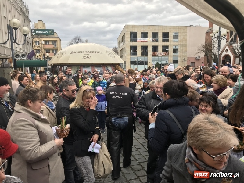 Zdjęcie w galerii na portalu naszraciborz.pl: Biskup opolski święcił w Raciborzu pokarmy i z prezydentem serwował żurek WIDEO wiadomości z regionu