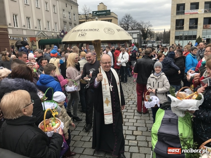 Zdjęcie w galerii na portalu naszraciborz.pl: Biskup opolski święcił w Raciborzu pokarmy i z prezydentem serwował żurek WIDEO wiadomości z regionu