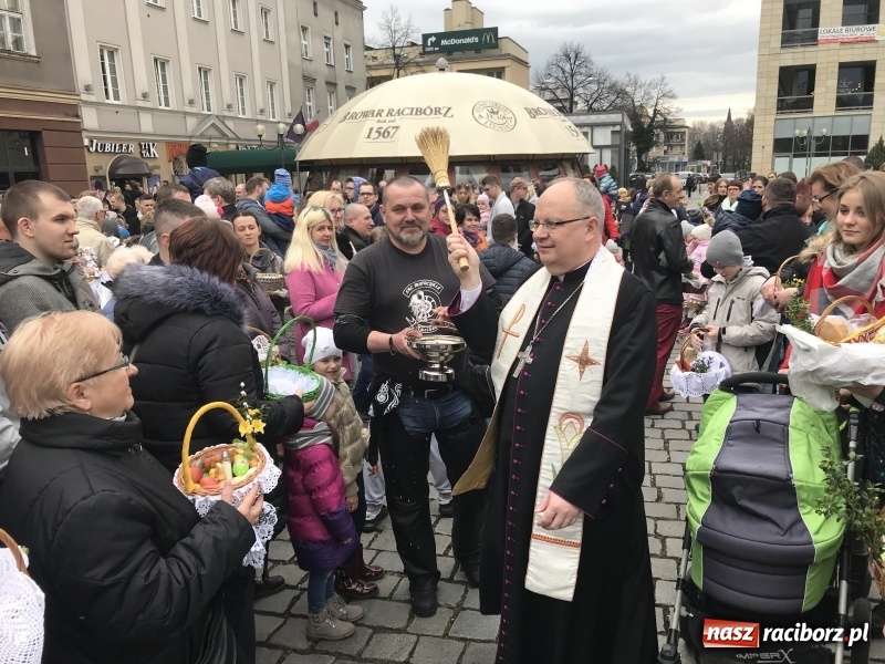 Zdjęcie w galerii na portalu naszraciborz.pl: Biskup opolski święcił w Raciborzu pokarmy i z prezydentem serwował żurek WIDEO wiadomości z regionu