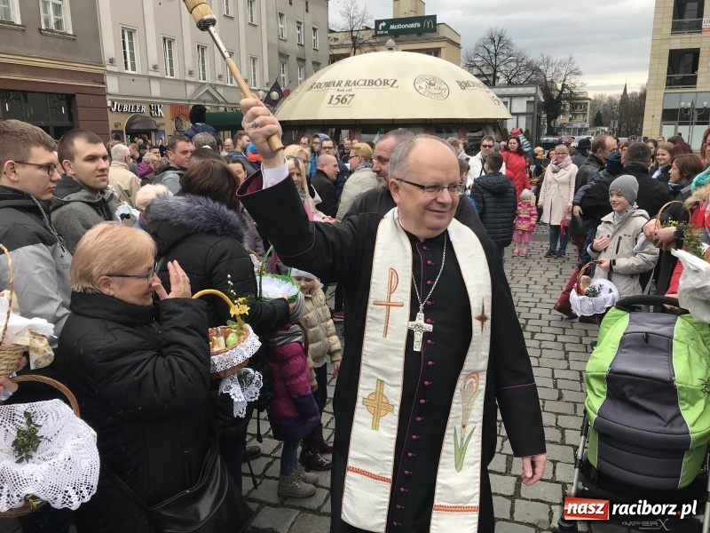 Zdjęcie w galerii na portalu naszraciborz.pl: Biskup opolski święcił w Raciborzu pokarmy i z prezydentem serwował żurek WIDEO wiadomości z regionu