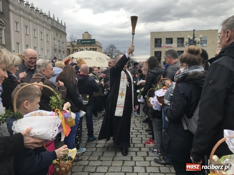 Zdjęcie w galerii na portalu naszraciborz.pl: Biskup opolski święcił w Raciborzu pokarmy i z prezydentem serwował żurek WIDEO wiadomości z regionu