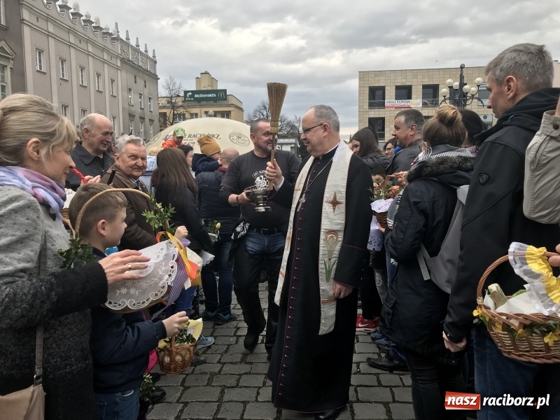Zdjęcie w galerii na portalu naszraciborz.pl: Biskup opolski święcił w Raciborzu pokarmy i z prezydentem serwował żurek WIDEO wiadomości z regionu