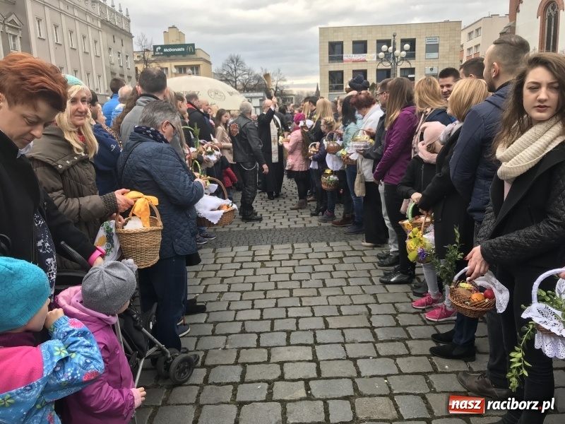 Zdjęcie w galerii na portalu naszraciborz.pl: Biskup opolski święcił w Raciborzu pokarmy i z prezydentem serwował żurek WIDEO wiadomości z regionu