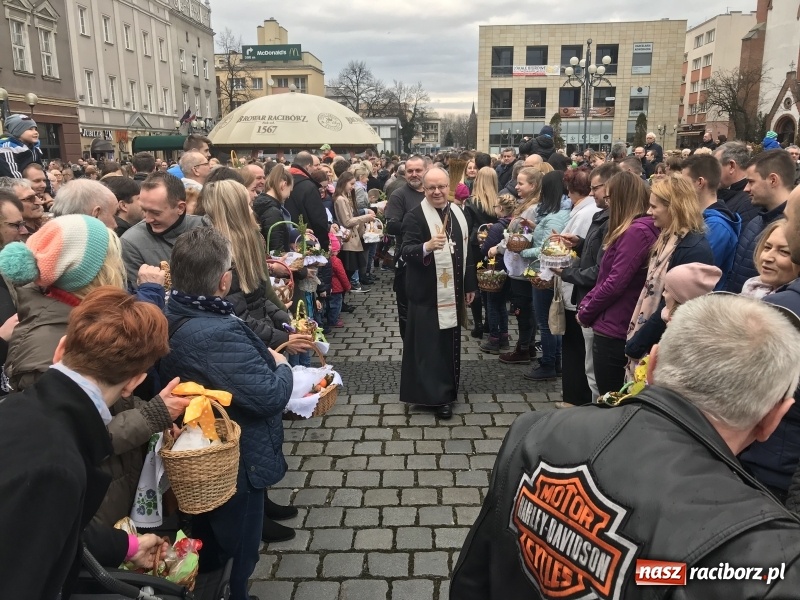 Zdjęcie w galerii na portalu naszraciborz.pl: Biskup opolski święcił w Raciborzu pokarmy i z prezydentem serwował żurek WIDEO wiadomości z regionu