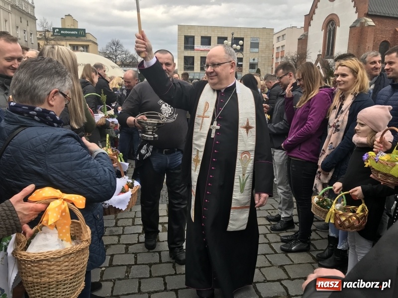 Zdjęcie w galerii na portalu naszraciborz.pl: Biskup opolski święcił w Raciborzu pokarmy i z prezydentem serwował żurek WIDEO wiadomości z regionu