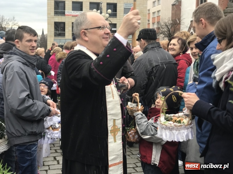 Zdjęcie w galerii na portalu naszraciborz.pl: Biskup opolski święcił w Raciborzu pokarmy i z prezydentem serwował żurek WIDEO wiadomości z regionu