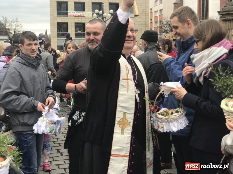 Zdjęcie w galerii na portalu naszraciborz.pl: Biskup opolski święcił w Raciborzu pokarmy i z prezydentem serwował żurek WIDEO wiadomości z regionu