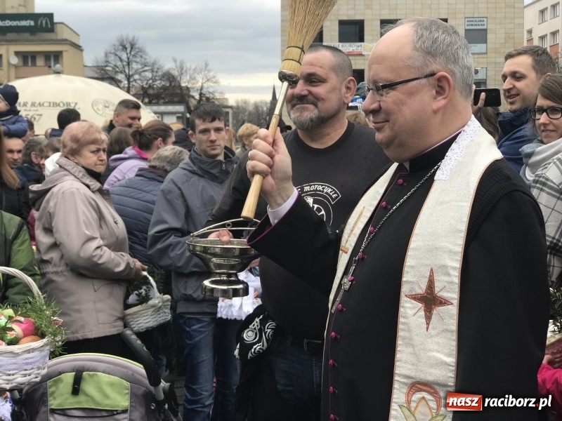 Zdjęcie w galerii na portalu naszraciborz.pl: Biskup opolski święcił w Raciborzu pokarmy i z prezydentem serwował żurek WIDEO wiadomości z regionu