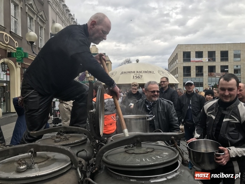 Zdjęcie w galerii na portalu naszraciborz.pl: Biskup opolski święcił w Raciborzu pokarmy i z prezydentem serwował żurek WIDEO wiadomości z regionu