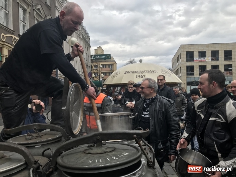 Zdjęcie w galerii na portalu naszraciborz.pl: Biskup opolski święcił w Raciborzu pokarmy i z prezydentem serwował żurek WIDEO wiadomości z regionu