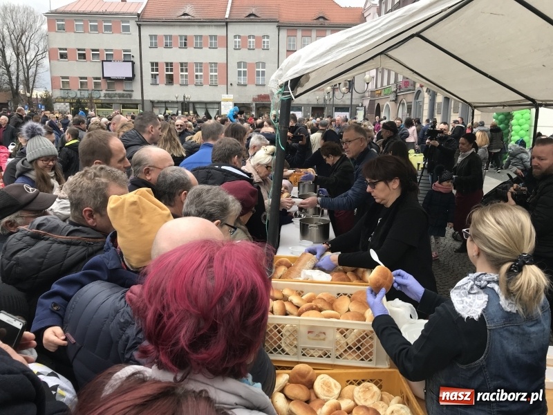 Zdjęcie w galerii na portalu naszraciborz.pl: Biskup opolski święcił w Raciborzu pokarmy i z prezydentem serwował żurek WIDEO wiadomości z regionu