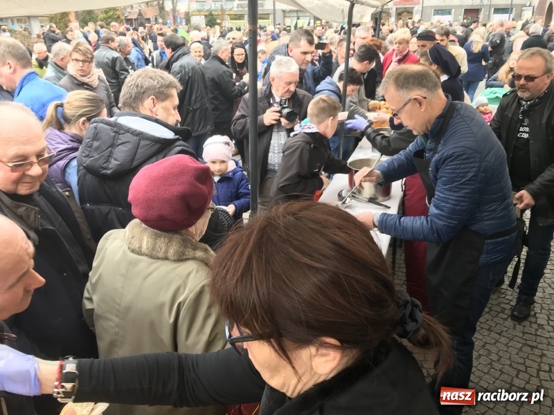 Zdjęcie w galerii na portalu naszraciborz.pl: Biskup opolski święcił w Raciborzu pokarmy i z prezydentem serwował żurek WIDEO wiadomości z regionu